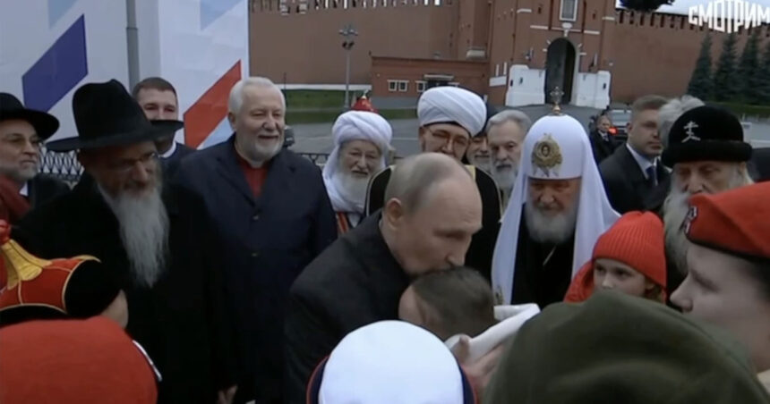 video putin confruntat in piata rosie de o fetita de 11 ani unchiul meu a fost ranit dar il trimit inapoi pe front 690e7547050e2