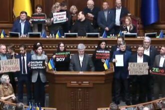 video scandal urias in parlamentul de la kiev opozitia a blocat tribuna oficiala si a cerut demisia guvernului 691c7e662bc77
