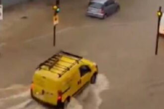 video spania maturata de inundatii strazi sub apa copaci cazuti zboruri si cursuri universitare anulate 690d9ecadd479