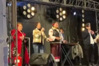 video targul de craciun din constanta viral din nou dupa cladirea horror decorata cu ursuleti a urmat un concert pe masura 692c7388116e3