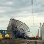 video trafic oprit intre timisoara si arad dupa ce structura unui pasaj rutier a cazut pe liniile de cale ferata trei trenuri afectate 691b3e66ec3cb
