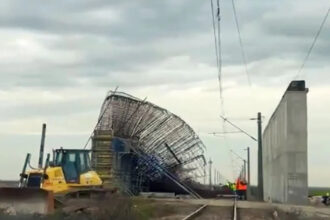 video trafic oprit intre timisoara si arad dupa ce structura unui pasaj rutier a cazut pe liniile de cale ferata trei trenuri afectate 691b3e66ec3cb