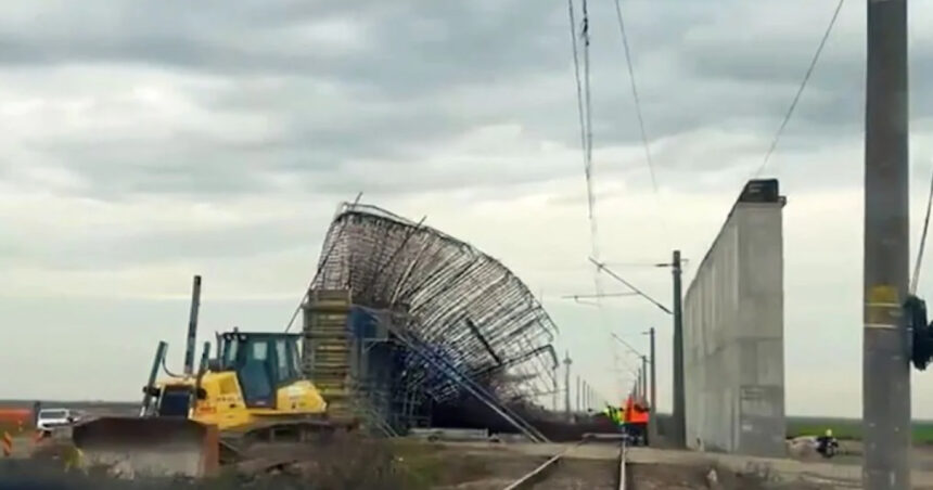 video trafic oprit intre timisoara si arad dupa ce structura unui pasaj rutier a cazut pe liniile de cale ferata trei trenuri afectate 691b3e66ec3cb