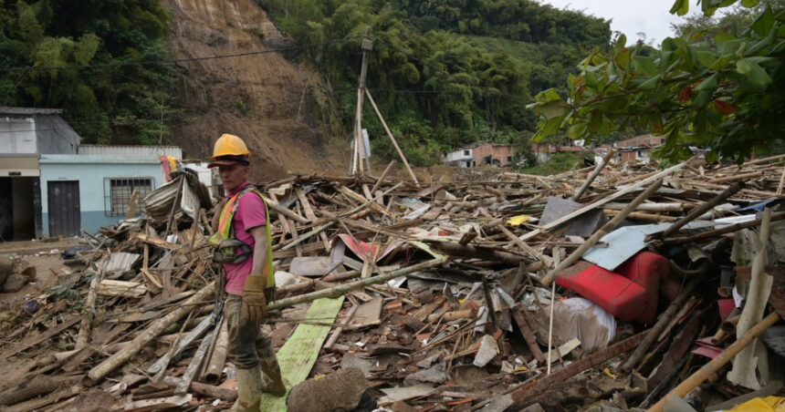 video tragedie in indonezia 11 morti in urma unei alunecari de teren alte 12 persoane sunt date disparute 6918944509248