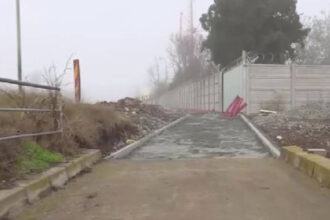 video trotuar intre 2 mai si vama veche construit abia dupa doi ani de la accidentul provocat de vlad pascu vedeam multa lume pe carosabil 692033cf908ad