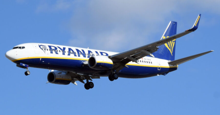 video un avion a ramas blocat pe pista aeroportului din cluj dupa aterizare unul dintre piloti a fost luat cu ambulanta inconstient 6909aa5c2baa4