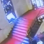 video un politician italian a spart cu capul un vitraliu de 40 000 de euro dupa ce s a impiedicat pe scari incidentul surprins de camere 691d77e01a2de