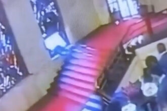 video un politician italian a spart cu capul un vitraliu de 40 000 de euro dupa ce s a impiedicat pe scari incidentul surprins de camere 691d77e01a2de