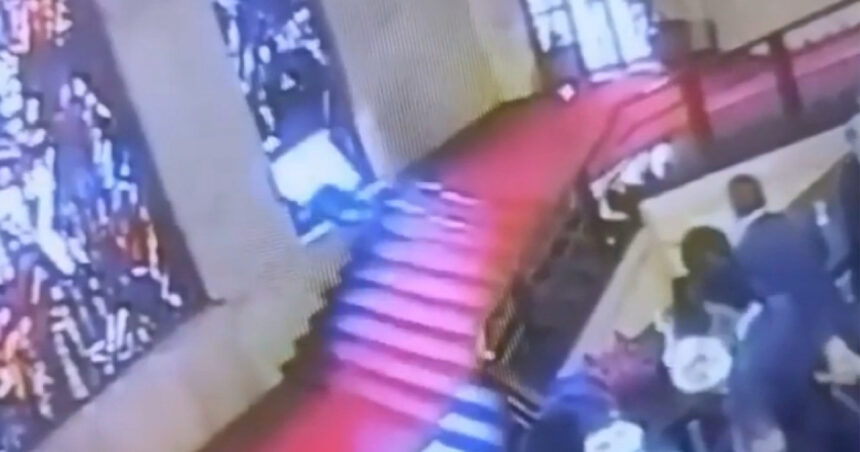 video un politician italian a spart cu capul un vitraliu de 40 000 de euro dupa ce s a impiedicat pe scari incidentul surprins de camere 691d77e01a2de