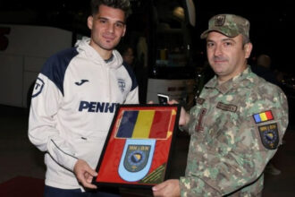 video vizita surpriza pentru tricolori la zenica comandantul batalionului multinational eufor i a oferit lui ianis hagi drapelul romaniei 6918ae022b23c