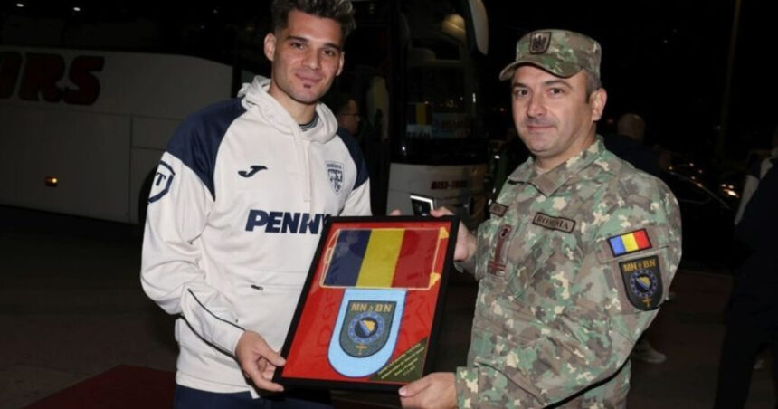 video vizita surpriza pentru tricolori la zenica comandantul batalionului multinational eufor i a oferit lui ianis hagi drapelul romaniei 6918ae022b23c