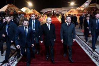 video vladimir putin primit cu vulturi dresati cai si caini de paza in kirgizstan ceremonie grandioasa pentru liderul rus 6925ea1ce80a8