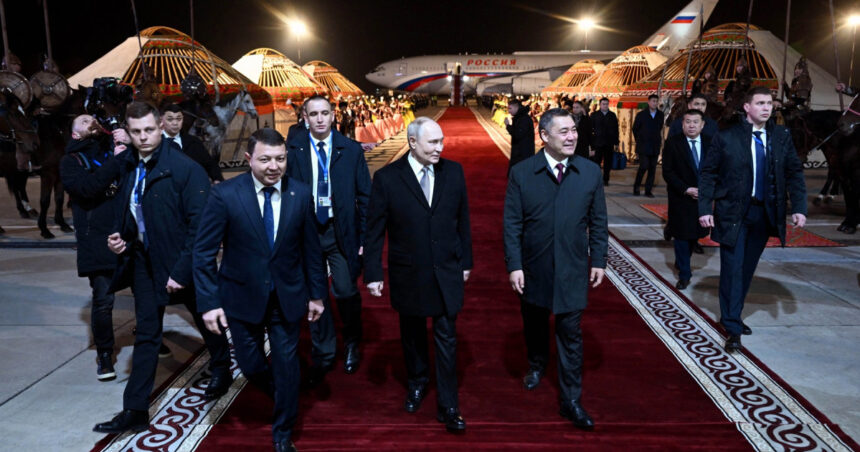 video vladimir putin primit cu vulturi dresati cai si caini de paza in kirgizstan ceremonie grandioasa pentru liderul rus 6925ea1ce80a8