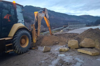 video vremea rea face ravagii sosele blocate de alunecari de teren pe valea oltului au cazut pietre de pe versant gospodarii sunt inundate 692c3ec17f7ff