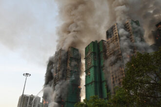 videofoto incendiu urias la un complex de blocuri din hong kong 44 de morti si peste 270 de disparuti trei suspecti au fost arestati 6927eb47edd4b