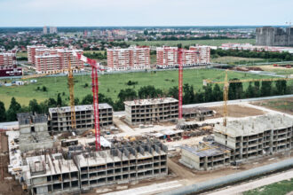 volumul lucrarilor de constructii a crescut cu 9 in 2025 se repara mult dar proiectele noi stagneaza si preturile locuintelor urca 691f0b1fd3229