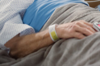 11 dintre batranii tinuti in conditii mizere in azilul din timis au fost internati cu scabie a fost deschisa o ancheta epidemiologica 69431907eabfe