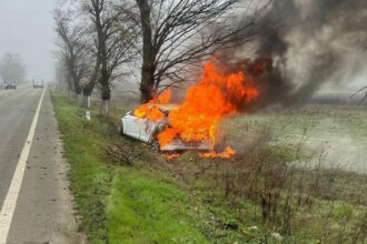 accident grav in olt un tanar de 19 ani a murit dupa ce a intrat cu masina in copac iar autoturismul a luat foc 693d65b470a08