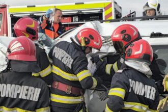 accident grav pe dj222 intre pestera si remus opreanu un autoturism s a rasturnat o victima este incarcerata 69352ae321bf2