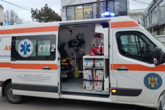 accident rutier grav aproape de scoala 23 din constanta un copil a ajuns la spital dupa ce o remorca a intrat intr un autoturism 6937d4ea3cb78