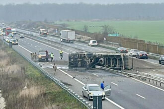 accidentul de pe autostrada a3 viata soferului de tir a fost salvata de trei militarii francezi din batalionul de la cincu 6939c987b92c9