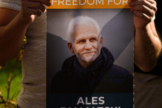 ales bialiatski laureatul nobel eliberat din inchisoare in belarus promite sa lupte in continuare mii de oameni sunt inchisi 693e4dac56569