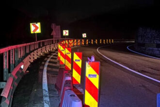 alunecare de teren sub structura dn1 politia a restrictionat partial traficul 69315a4be2bac