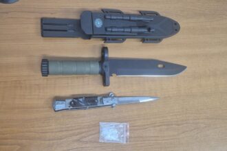 arme albe si substante suspecte descoperite de jandarmi asupra unor tineri din constanta 6947b7dca8864