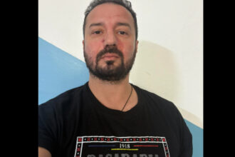 barbatul care i a strigat lui calin georgescu mars la moscova a depus plangere dupa ce ar fi fost batut de sustinatorii acestuia 692dba7ad96ef