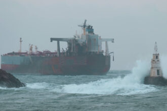 bulgaria a trimis apa si alimente celor 10 marinari ramasi pe petrolierul kairos blocat in marea neagra dupa un atac ucrainean 6935c33e4c4d0