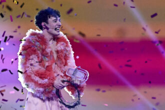 castigatorul eurovision 2024 returneaza trofeul pentru a protesta impotriva includerii israelului in concurs ceva e profund gresit 693c81305ca4c