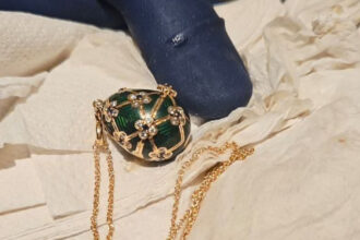 colierul cu un ou faberge inghitit de un hot in noua zeelanda recuperat dupa o asteptare de sase zile 69328c75730dd