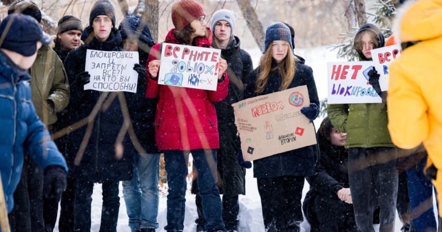 demonstratie rara de nemultumire publica intr un oras din rusia proteste fata de interzicerea platformei de jocuri roblox 693f12b889c25