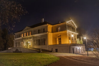 familia regala a romaniei petrece craciunul si anul nou la savarsin cand va fi deschis pentru public targul de craciun din satul regal 6943e12939ed3