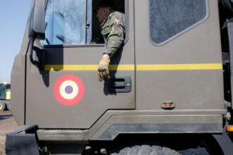 focuri de avertisment in tulcea dupa ce mai multi tineri au fost prinsi in timp ce furau combustibil dintr un camion militar 69398d542c289