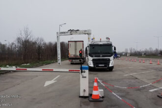 foto garda de mediu a testat noul scaner mobil cu raze x in apropierea frontierei a verificat camioane de marfa inclusiv pentru radiatii 69440c64d2ba4