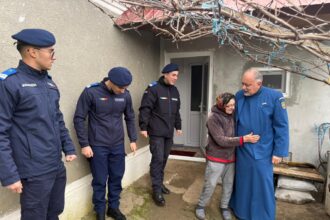 foto video gest de suflet al jandarmilor constanteni o varstnica din albesti ajutata sa treaca cu bine iarna 694a8cb5ab90e