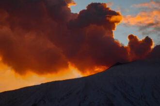 foto vulcanul etna prezinta noi semne de activitate furtuni de lava probabile nivelul de alerta a fost temporar marit pe insula sicilia 694fdab3eaa66
