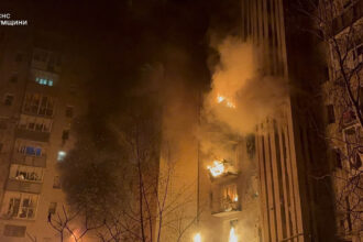 galerie foto atac cu drona in ucraina sapte victime dupa lovirea unui bloc in okhtyrka rusia revendica o noua cucerire in zaporojie 6936ea54939b4