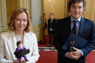 giorgia meloni scoate la licitatie cadourile de la liderii lumii ce obiecte neobisnuite a primit in dar premierului italiei 6940608f1fba6