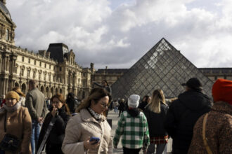 la luvru problemele se tin lant dupa jaful istoric si inundatia catastrofala angajatii anunta acum ca intra in greva 6936ff7488410
