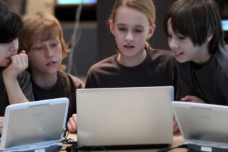 ministrul educatiei accesul adolescentilor la retelele sociale trebuie gestionat prin control parental nu prin interdictii totale 69383f7b8605c