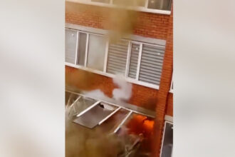 momentul in care un apartament explodeaza in urma unei acumulari de gaze un pompier a scapat ca prin minune 6942e7703bd53