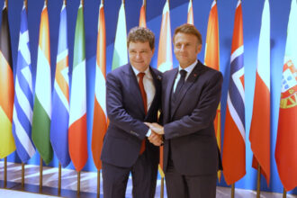 nicusor dan se intalneste cu emmanuel macron la palatul elysee 6937cba11d2fe