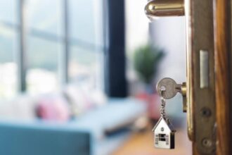 o femeie cere evacuarea fostei sotii a tatalui ei decedat din apartamentul cumparat inaintea casatoriei cu aceasta 692f7dfd4a3e0