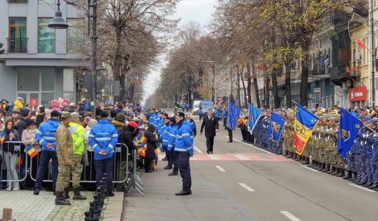 o femeie imobilizata de jandarmi la parada de 1 decembrie din constanta 692e060cb2ce8