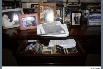 o fotografie cu donald trump din dosarele epstein care fusese stearsa de pe site ul departamentului de justitie a fost republicata 6948dd340861b