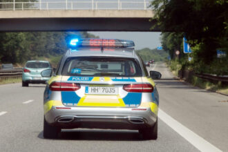 o mama si a lasat copilul de un an sa conduca pe o autostrada din germania in timp ce ea scria mesaje pe telefon 693e46acdb94f