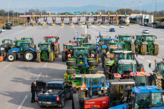 protest in grecia fata de intarzierea platilor ue fermierii au blocat un aeroport drumuri si puncte de trecere a frontierei 69370d81c80e6