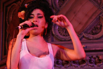 scandal din cauza rochiilor lui amy winehouse tatal artistei le acuza pe prietenele cantaretei ca i au vandut fara drept bunurile 6938825f35666